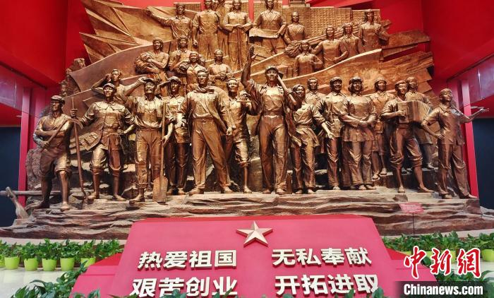 新疆兵團(tuán)軍墾博物館是以新中國(guó)屯墾戍邊革命歷史為主要研究及陳列內(nèi)容的博物館?！∈酚窠?攝