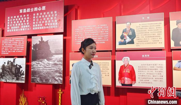 講解員顧晨葉說(shuō)，現(xiàn)在來(lái)館參觀學(xué)習(xí)的人很多?！∈酚窠?攝