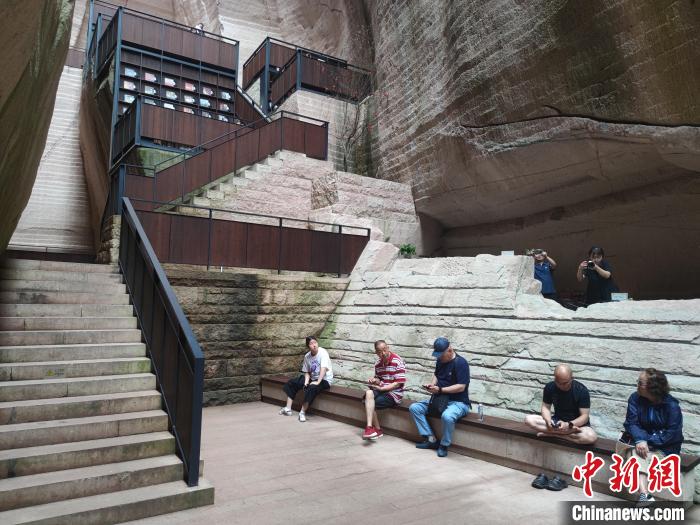位于縉云縣的采石遺跡吸引游客。　傅飛揚(yáng) 攝