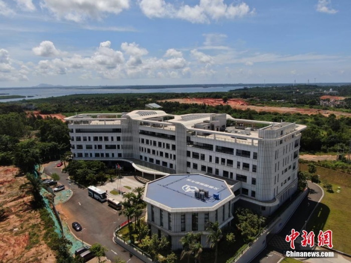6月26日，航拍海南文昌國(guó)際航天城產(chǎn)業(yè)服務(wù)中心。海南文昌國(guó)際航天城成立于2020年。成立以來(lái)，文昌國(guó)際航天城聚焦航天主業(yè)，創(chuàng)新龍頭企業(yè)招商、新型研發(fā)機(jī)構(gòu)招商、應(yīng)用場(chǎng)景招商、產(chǎn)業(yè)鏈招商、政策招商、基金招商模式，加快推進(jìn)航天城發(fā)射區(qū)、高新區(qū)、旅游區(qū)“三區(qū)”聯(lián)動(dòng)發(fā)展，加快培育火箭鏈、衛(wèi)星鏈、數(shù)據(jù)鏈“三鏈”產(chǎn)業(yè)同構(gòu)，探索發(fā)展“航天+”產(chǎn)業(yè)，在投融資、土地保障、功能性項(xiàng)目和產(chǎn)業(yè)項(xiàng)目落地等方面取得重大進(jìn)展。<a target='_blank' href='/'>中新社</a>記者 蔣啟明 攝