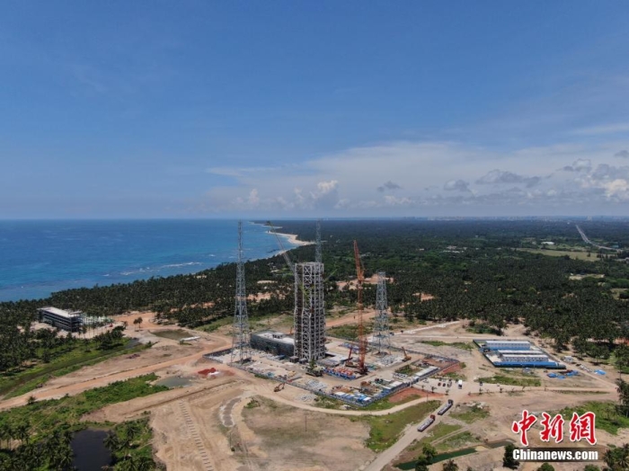 6月26日，航拍建設(shè)中的海南商業(yè)航天發(fā)射場(chǎng)。海南文昌國(guó)際航天城成立于2020年。成立以來(lái)，文昌國(guó)際航天城聚焦航天主業(yè)，創(chuàng)新龍頭企業(yè)招商、新型研發(fā)機(jī)構(gòu)招商、應(yīng)用場(chǎng)景招商、產(chǎn)業(yè)鏈招商、政策招商、基金招商模式，加快推進(jìn)航天城發(fā)射區(qū)、高新區(qū)、旅游區(qū)“三區(qū)”聯(lián)動(dòng)發(fā)展，加快培育火箭鏈、衛(wèi)星鏈、數(shù)據(jù)鏈“三鏈”產(chǎn)業(yè)同構(gòu)，探索發(fā)展“航天+”產(chǎn)業(yè)，在投融資、土地保障、功能性項(xiàng)目和產(chǎn)業(yè)項(xiàng)目落地等方面取得重大進(jìn)展。<a target='_blank' href='/'>中新社</a>記者 蔣啟明 攝