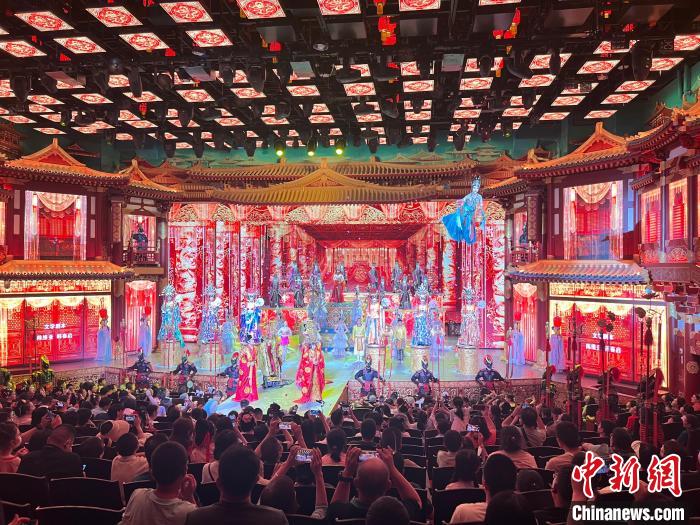 6月29日，西安大唐芙蓉園內(nèi)游客正在觀看表演?！±钜画[ 攝