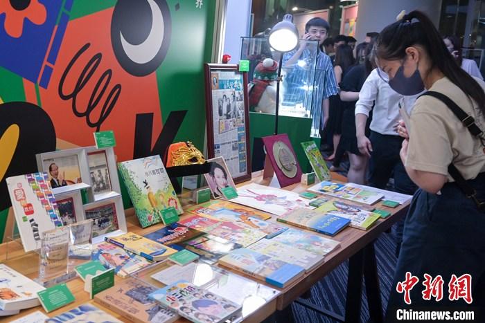 6月29日，香港貿易發(fā)展局舉行記者會宣布，第33屆“香港書展”將于7月19日至7月25日在香港會議展覽中心舉行，并將以“兒童及青少年文學”作為年度主題，同期設有“香港運動消閑博覽”及“零食世界”，三大活動預計約有760家展商參與。圖為記者會上展示的書籍。 <a target='_blank' href='/'>中新社</a>記者 陳永諾 攝