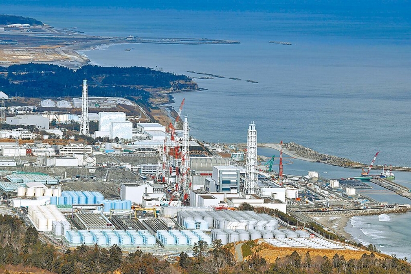 日本政府決定，福島第一核電站核污水經(jīng)過濾并稀釋后，將排入大海。圖為福島第一核電站和核污水儲水罐。(新華社).jpg