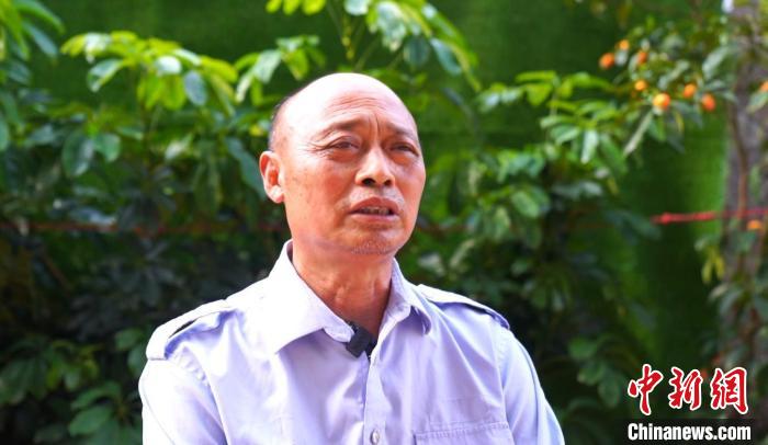 劉德才向記者講述往日的故事。　歐昌盛 攝