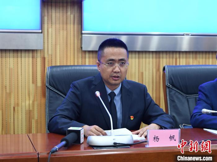 圖為青海省生態(tài)環(huán)境廳土壤和固廢管理處副處長楊帆發(fā)言?！∏嗪Ｊ∩鷳B(tài)環(huán)境廳 供圖