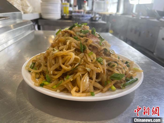 做好的長子炒餅，吃時(shí)加香醋，配大蒜瓣，滿口生香?！铎o 攝