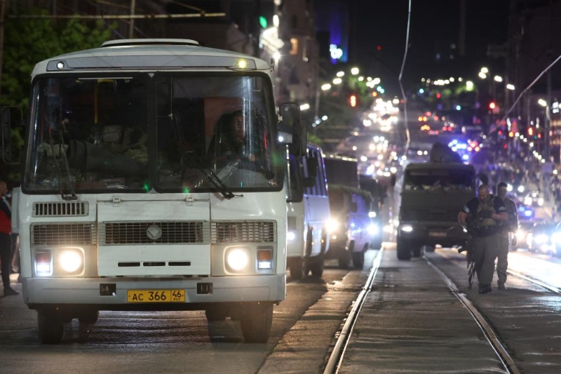 6月24日，在俄羅斯頓河畔羅斯托夫，“瓦格納”組織車隊(duì)駛過。（圖源：新華社）