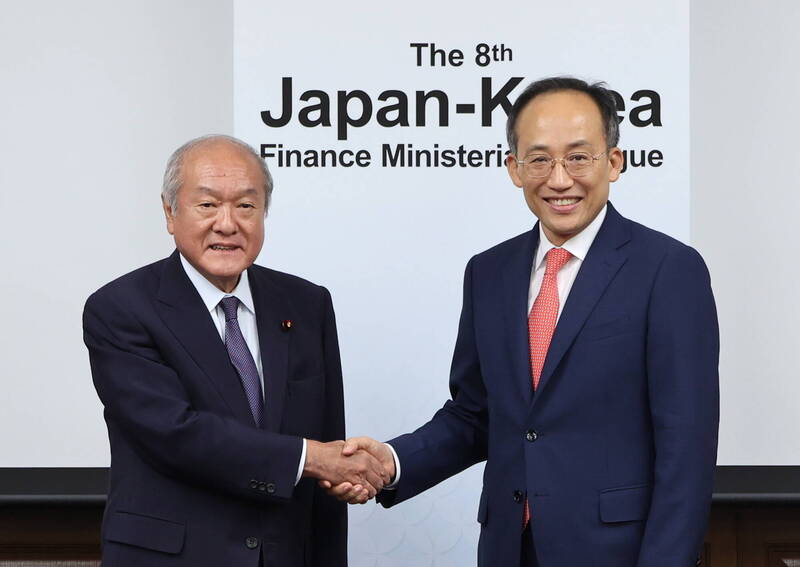 日本財(cái)務(wù)大臣鈴木俊一（左）與韓國(guó)副總理兼企劃財(cái)政部長(zhǎng)官秋慶鎬。（圖源：歐新社）