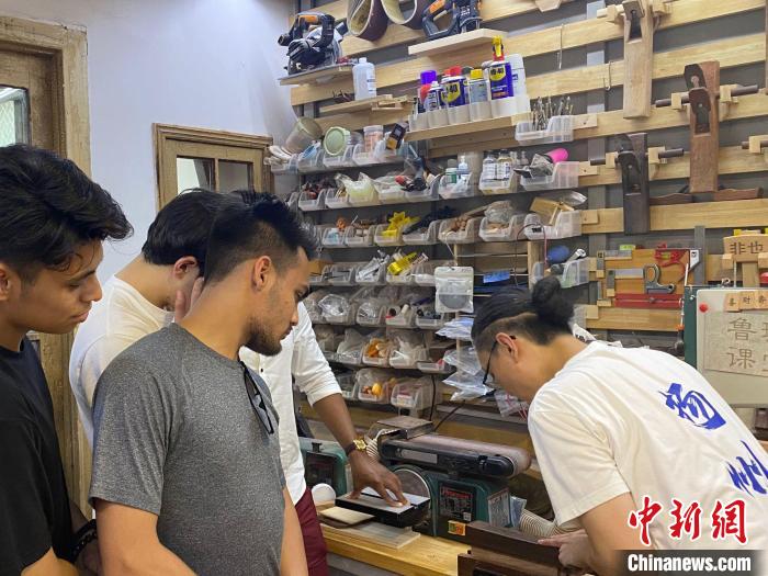 多國“Z世代”青年揚(yáng)州探尋歷史變遷。　崔佳明 攝