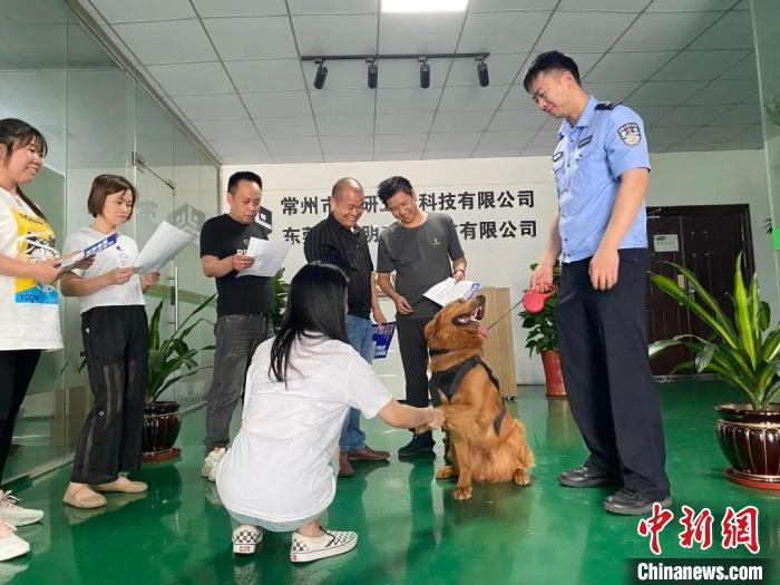 圖為民警帶毛毛出“任務(wù)”，毛毛成為“團寵”?！【?供圖