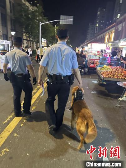 圖為民警帶毛毛走進大街小巷進行反詐宣傳?！【?供圖
