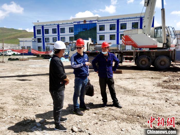 圖為上海援青干部在項目工地檢查工作。(資料圖) 上海援青干部聯絡組 供圖