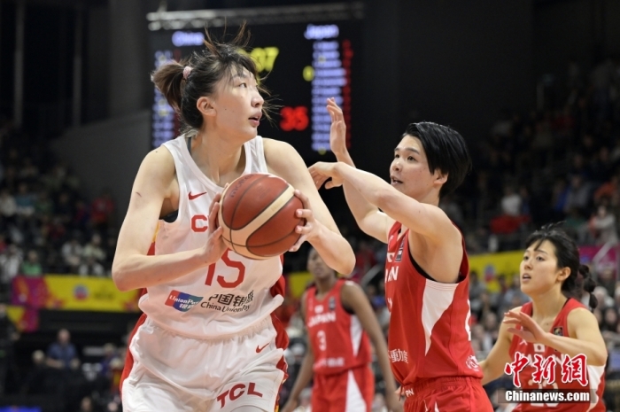 北京時間7月2日，中國女籃在2023女籃亞洲杯決賽中以73:71擊敗衛(wèi)冕冠軍日本隊，時隔12年后重獲亞洲杯冠軍。圖為中國隊韓旭(白衣15號)在比賽中。圖/視覺中國