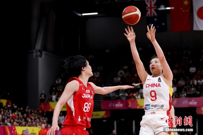 北京時間7月2日，中國女籃在2023女籃亞洲杯決賽中以73:71擊敗衛(wèi)冕冠軍日本隊，時隔12年后重獲亞洲杯冠軍。圖為中國隊李夢(白衣9號)投籃。圖/視覺中國