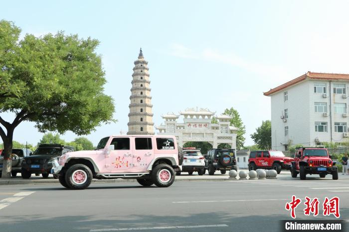 車隊(duì)正駛出景縣景州塔廣場(chǎng)?！顜?　攝