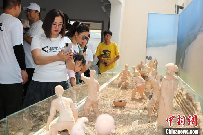 來自北京的車友參觀華家口運(yùn)河文化展館?！顜?攝