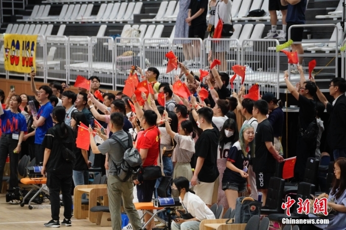 圖為中國隊球迷慶祝勝利。<a target='_blank' href='/'>中新社</a>記者 劉旭 攝