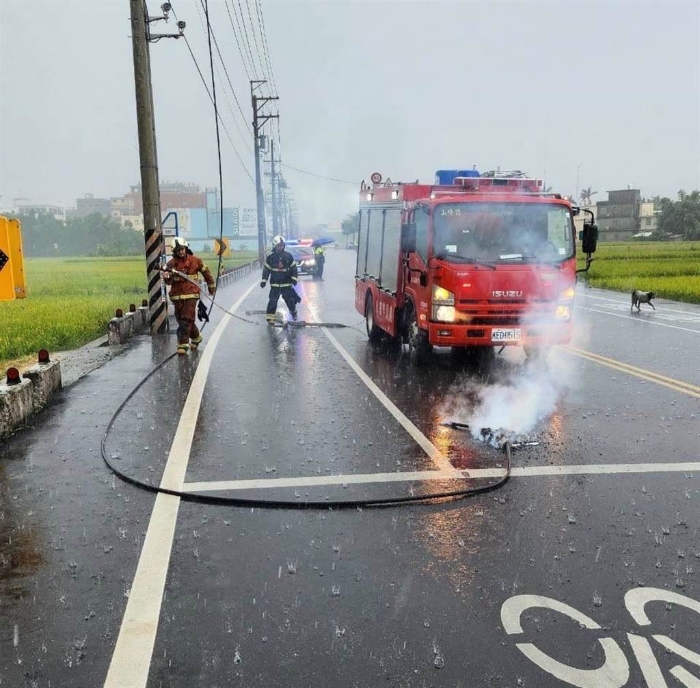 桃園平鎮(zhèn)一處電線2日下午遭雷擊，斷裂掉落路面起火