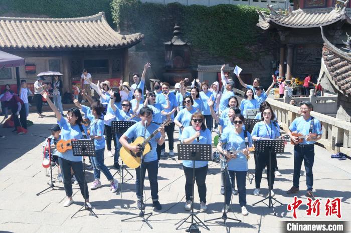 歌聲在湄洲媽祖祖廟天后宮前廣場響起?！?高亞成 攝
