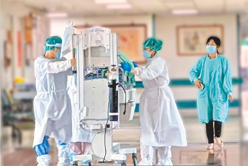 圖為孕婦緊急剖腹產(chǎn)后，由小兒科醫(yī)師接手新生兒至加護病房觀察。（圖源：臺灣《中國時報》）