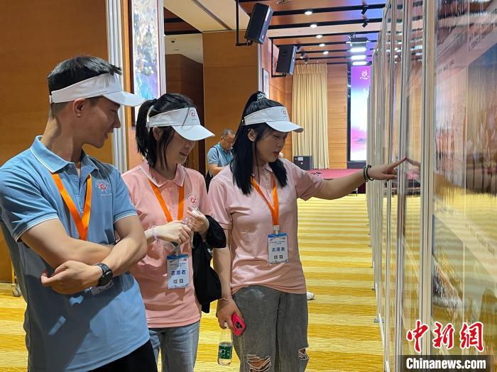 圖為夏令營志愿者參觀展覽。　朱賀 攝