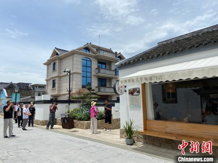 采風(fēng)團走進舟山鄉(xiāng)村。　林波 攝