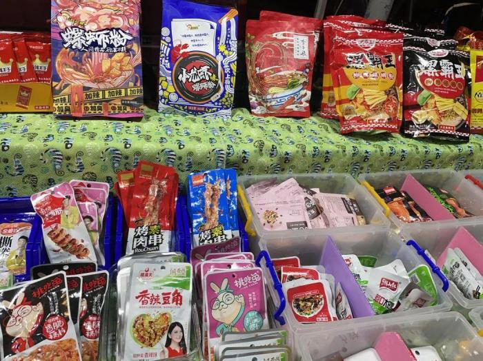 臺(tái)灣夜市中售賣大陸零食的攤位。來源：臺(tái)灣《聯(lián)合報(bào)》。