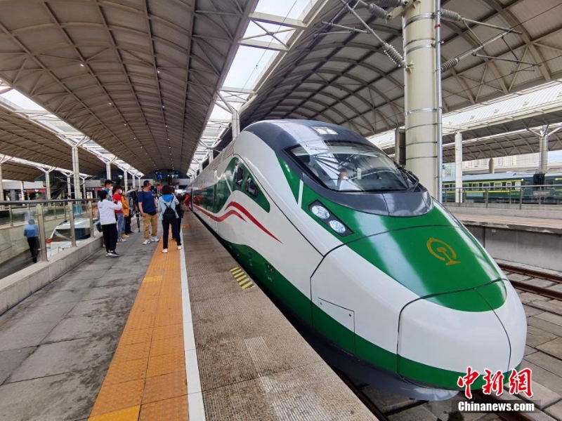 7月1日，時(shí)速160公里的“復(fù)興號”動車組列車駛?cè)肴L829公里的青藏鐵路西格段，歷時(shí)5小時(shí)30分鐘，首發(fā)動車組列車C891抵達(dá)終點(diǎn)站格爾木站，標(biāo)志著青藏鐵路正式進(jìn)入動車時(shí)代。圖為即將駛上青藏鐵路西格段的首發(fā)“復(fù)興號”動車組列車。祁增蓓 攝