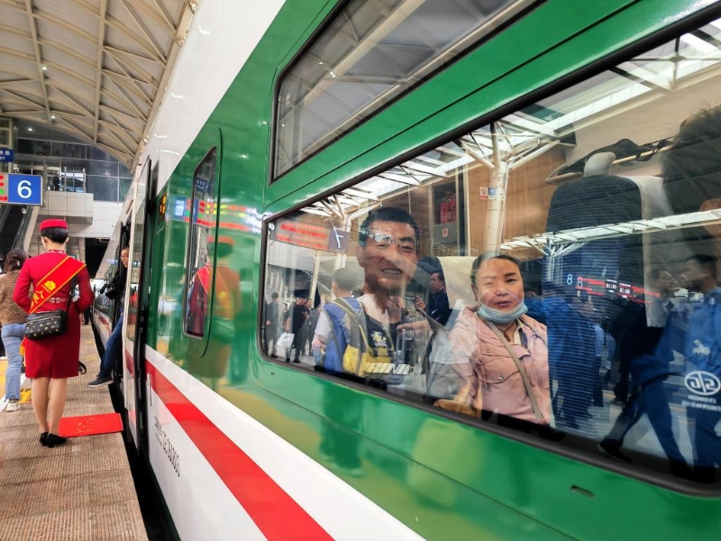 7月1日，C891次西寧至格爾木動車組列車上的乘客等待出發(fā)。新華社記者 王浡 攝