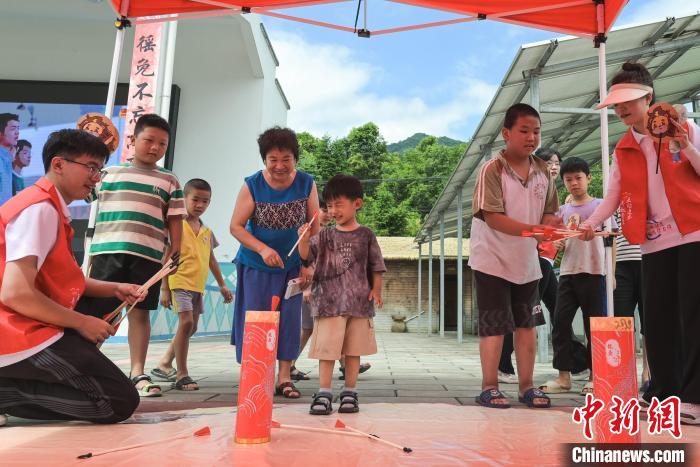 圖為投壺比賽活動現(xiàn)場?！￡愐圾Q 攝