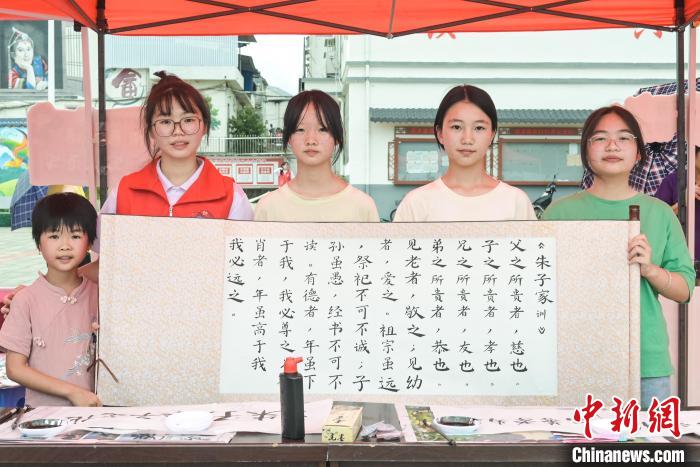 圖為書法作品展示?！￡愐圾Q 攝