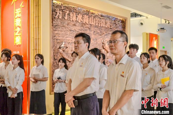 圖為師生們參觀廖俊波先進(jìn)事跡傳習(xí)地?！￡愐圾Q 　攝
