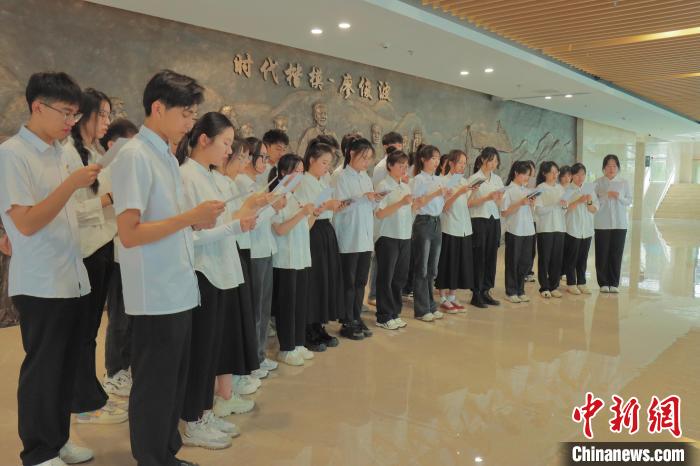 圖為協(xié)和學(xué)院學(xué)生在廖俊波先進(jìn)事跡傳習(xí)地內(nèi)共唱青春贊歌。　陳春蕾 攝