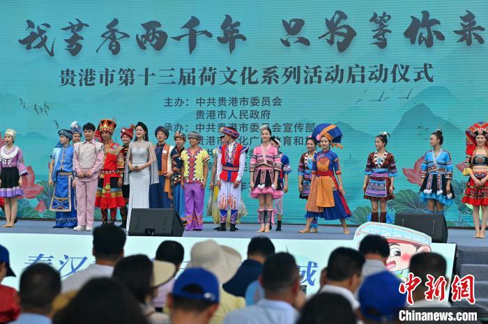 圖為民族歌舞表演現(xiàn)場。　俞靖 攝