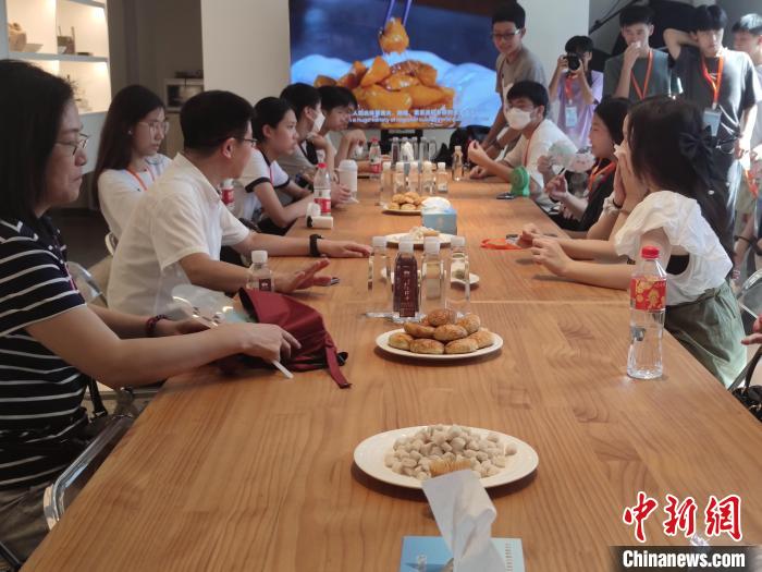 香港青年品嘗臨海小吃?！「碉w揚 攝