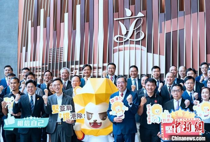 7月5日，香港文化體育及旅游局局長楊潤雄和香港立法會議員在立法會綜合大樓為即將出征杭州2022年第19屆亞運(yùn)會的中國香港代表團(tuán)加油打氣。 <a target='_blank' href='/'>中新社</a>記者 侯宇 攝