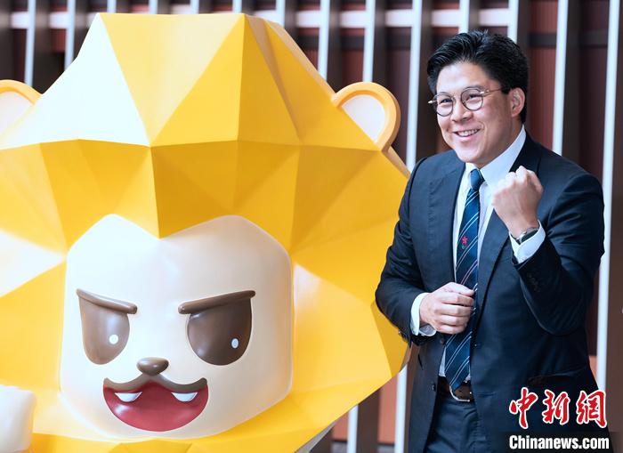 7月5日，香港立法會議員等在立法會綜合大樓為即將出征杭州2022年第19屆亞運(yùn)會的中國香港代表團(tuán)加油打氣。圖為立法會議員、中國香港體育協(xié)會暨奧委會副會長、本屆亞運(yùn)會中國香港代表團(tuán)團(tuán)長霍啟剛在代表團(tuán)吉祥物獅子“堅仔”旁為運(yùn)動員加油。 <a target='_blank' href='/'>中新社</a>記者 侯宇 攝
