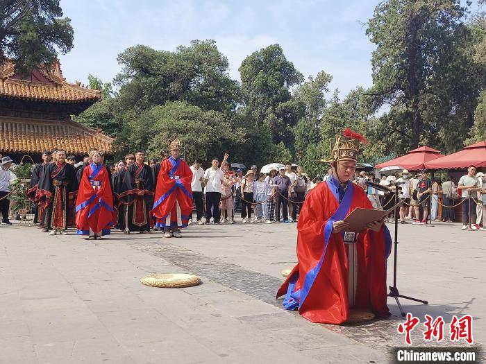 圖為兩岸青年體驗(yàn)祭孔儀式?！畹钔?攝