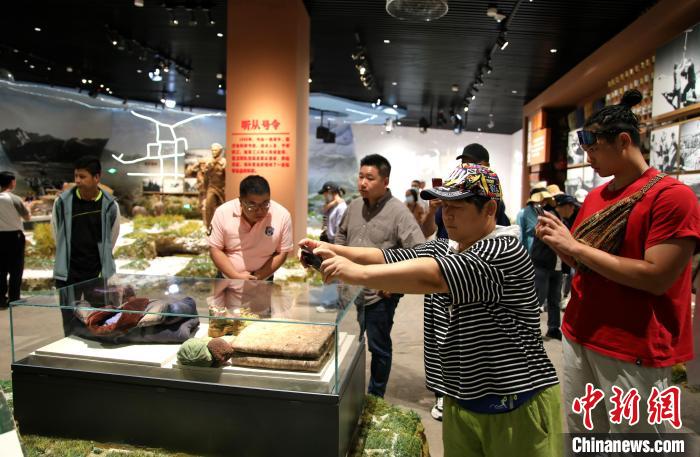 圖為臺商參觀原子城紀(jì)念館?！⊙Φ?攝