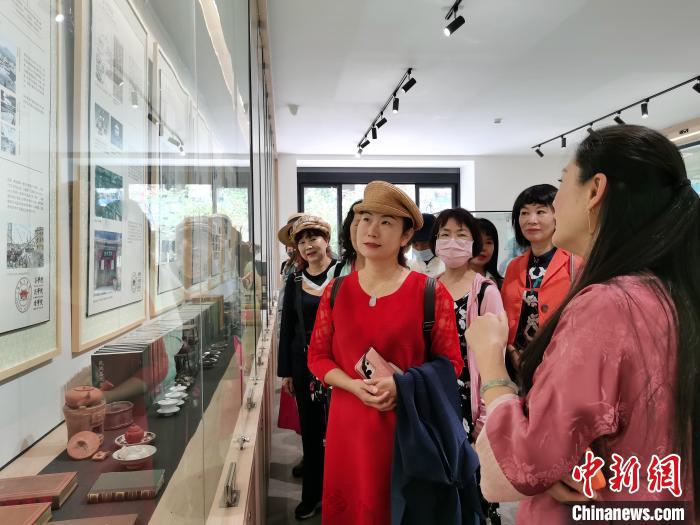 圖為兩岸婚姻家庭代表參觀云南省對臺交流基地弘益大學堂。　胡遠航 攝