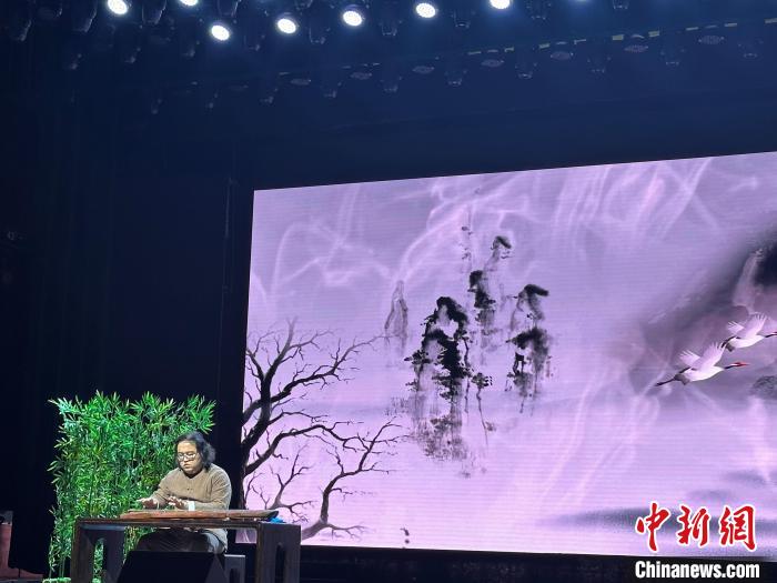 閩派古琴名家陳志強(qiáng)演奏一曲《流水》?！堺惥?攝
