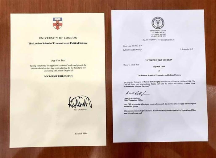 蔡英文辦公室2019年曾在記者會中，秀出蔡英文的學歷證明
