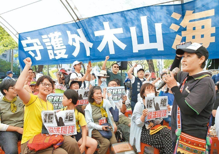 圖為守護(hù)外木山行動小組在臺“環(huán)保署”門口抗議