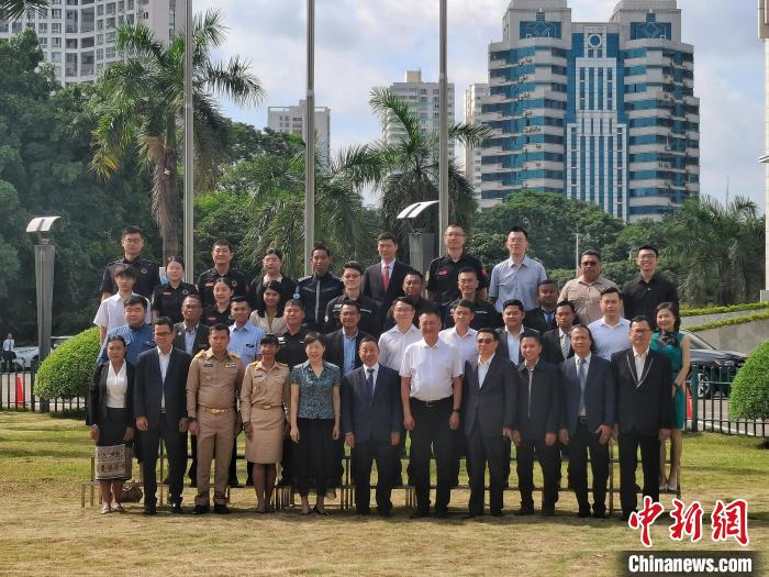 圖為參加開班儀式的成員合照留念?！√莆登?攝