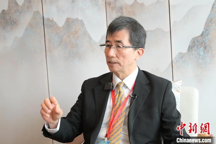 圖為APAGE董事會(huì)主席李奇龍接受記者采訪?！≈貞c海扶供圖