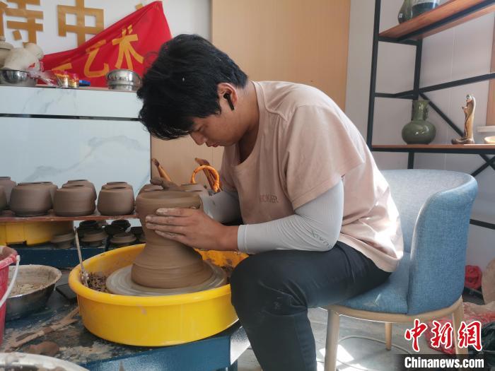 馬氏柴燒第四代傳人馬沛翔在制作陶瓷坯?！⊙Τ切麄鞑?供圖