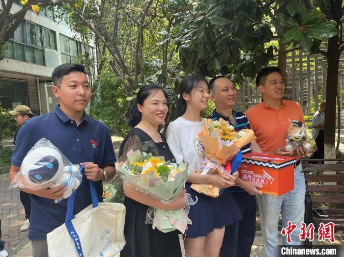 電子科大為趙心怡準(zhǔn)備了公仔?！≠R劭清 攝