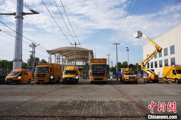 圖為專業(yè)機械裝備區(qū)展示的新型電力特種作業(yè)車?！W(wǎng)重慶經(jīng)濟技術(shù)研究院 供圖