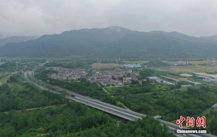 資料圖：浙江杭州，富春江杭州富陽段附近公路通達。<a target='_blank' href='/'>中新社</a>記者 王剛 攝